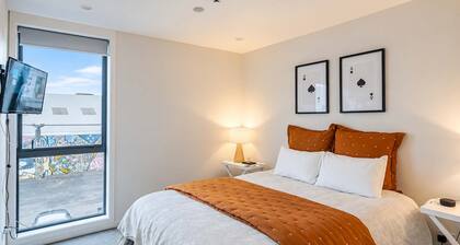 Designer CBD Stay | 2BR + Parking | Sleeps 5