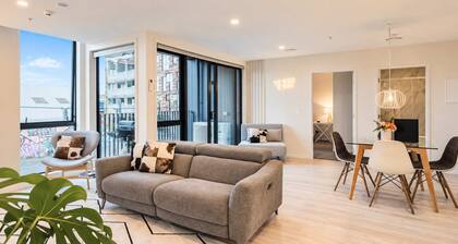 Designer CBD Stay | 2BR + Parking | Sleeps 5