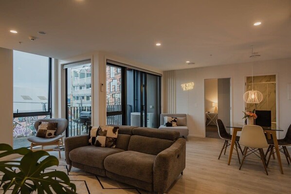 TV - Designer's Pad In Central City (Christchurch Central City)