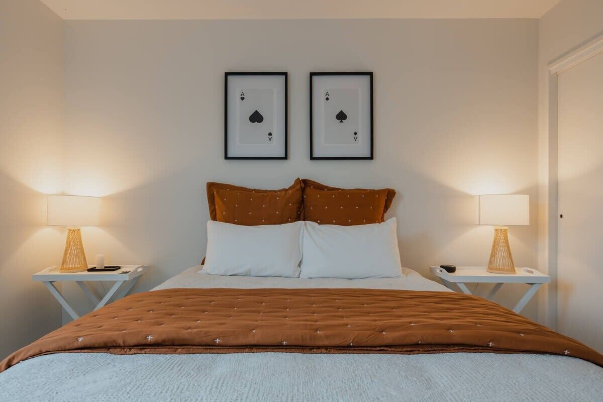 2 habitaciones, tabla de planchar con plancha, wifi y ropa de cama 