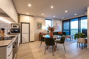 Een koelkast, een magnetron, een oven, een kookplaat