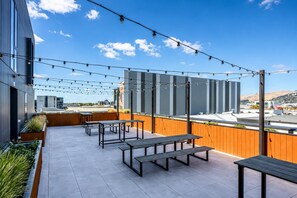 Eine Dachterrasse mit Sitzgelegenheiten und Lichterketten.