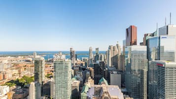 Un horizonte urbano con rascacielos, arquitectura moderna y vista al mar.
