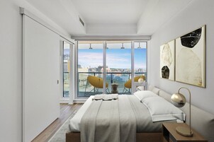 Panorama appartement, uitzicht op stad | 1 slaapkamer, een bureau, een laptopwerkplek, verduisterende gordijnen