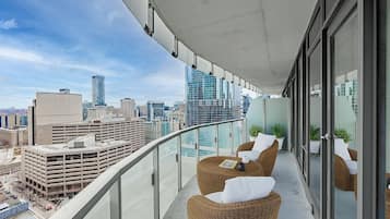 Appartamento panoramico, vista città | Balcone