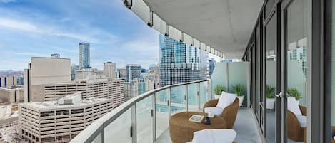 Condo panorámico, vista a la ciudad | Balcón