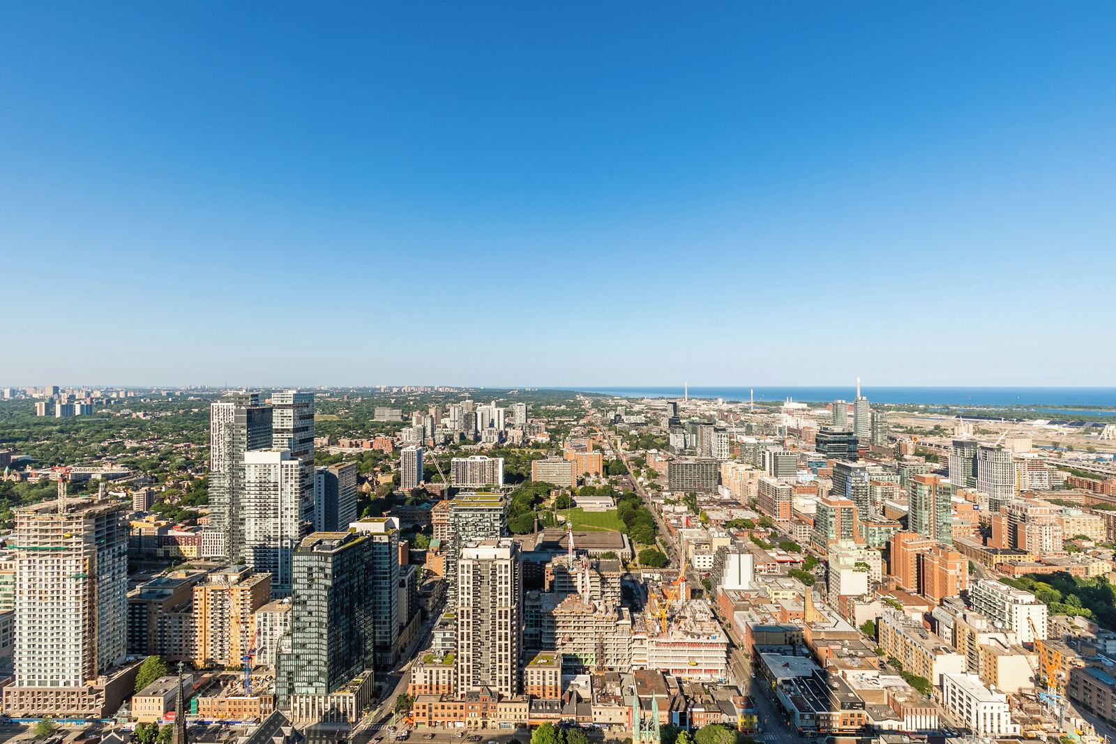 Un horizonte urbano con edificios altos, cielo despejado y una vista distante del océano.