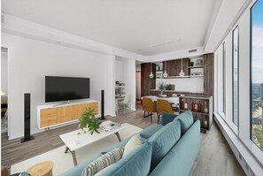 Leilighet – panorama, byutsikt | Oppholdsområde | En 50-tommers TV med kabel-kanaler