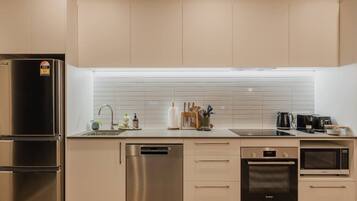 Kjøleskap, mikrobølgeovn, ovn og kokeplater