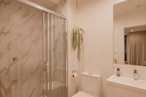 Dusj, hårføner og håndklær