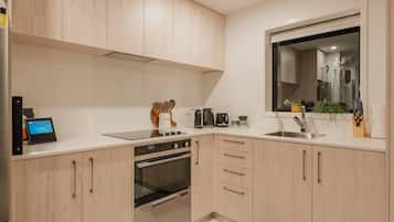 Refrigerador, microondas, horno, placa de cocina