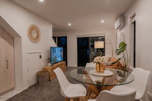 Dining - The Coolest Townhouse in Christchurch (Christchurch)
