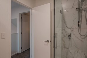 Douche, séchoir à cheveux, serviettes fournies