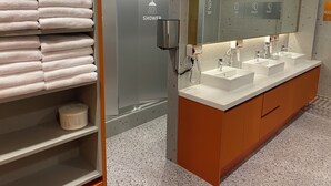 Shared Dormitory, Women only | Phòng tắm | Buồng tắm vòi sen, máy sấy tóc, dép đi trong nhà, khăn tắm 