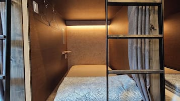 2 bedrooms, laptop workspace, iron/ironing board, free WiFi