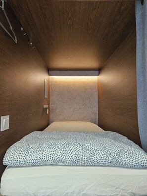 Laptop workspace, iron/ironing board, free WiFi, bed sheets - seoulcube myeongdong (Seoul)