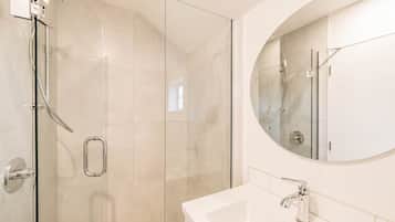 Ducha, secador de pelo, shampoo