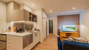 Mikrobølgeovn, ovn, opvaskemaskine, kaffe-/temaskine