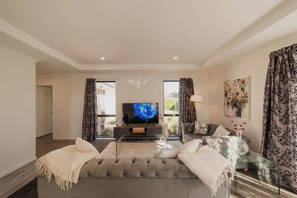 Téléviseur, table de baby-foot