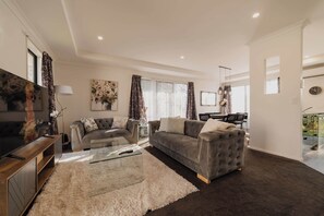 Téléviseur, table de baby-foot