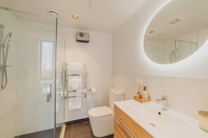 Dusche, Haartrockner, Handtücher