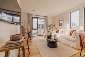 TV, offices - Chic and Contemporary Living at Cambridge Terrace (Christchurch)