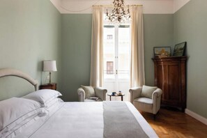 5 chambres, coffre-fort, bureau, fer et planche à repasser