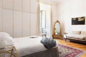 5 間睡房、房內夾萬、書桌、熨斗/熨衫板