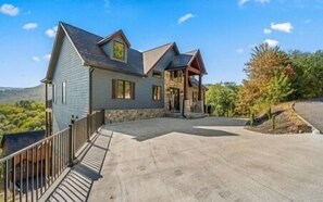 Exterior - SkyLodge@TM: Mtn Views! Theater, Game Room, Hot Tub, Wi-Fi, Resort Pool, Modern (Sevierville)