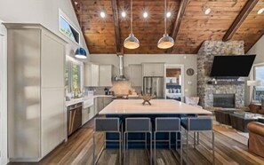 Jääkaappi, mikroaaltouuni, uuni, liesi