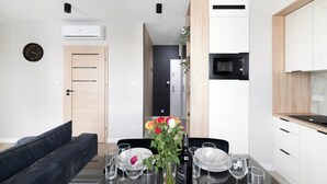 Luxury Apartment, 2 Bedrooms, Balcony, City View | In-room dining - EASY RENT Apartments- Kompozytorów 7 (Lublin)