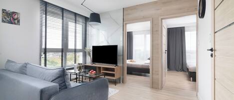 شقة فاخرة - غرفتا نوم - بشرفة - منظر للمدينة | غرفة المعيشة | تلفزيون بشاشة مسطحة بحجم 50-بوصة يعرض قنوات فضائية