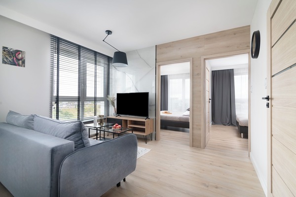 Apartamento de lujo, 2 habitaciones, balcón, vistas a la ciudad | Sala de estar | Televisión de pantalla plana de 50 pulgadas con canales por satélite