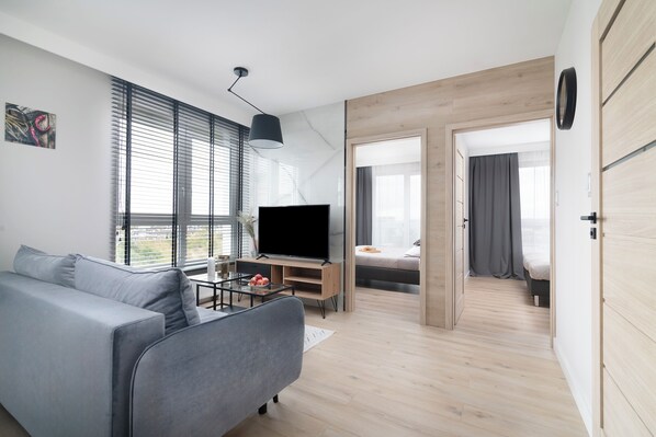 Luxury-Apartment, 2 Schlafzimmer, Balkon, Stadtblick | Wohnzimmer | 50-Zoll-Flachbildfernseher mit Satellitenempfang