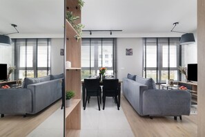 Departamento de lujo, 2 habitaciones, balcón, vista a la ciudad | Sala de estar | Televisión de pantalla plana de 50 pulgadas con canales vía satélite