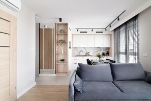 Luxury-Apartment, 2 Schlafzimmer, Balkon, Stadtblick | Wohnzimmer | 50-Zoll-Flachbildfernseher mit Satellitenempfang