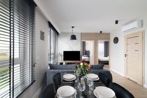 Luxury Apartment, 2 Bedrooms, Balcony, City View | In-room dining - EASY RENT Apartments- Kompozytorów 7 (Lublin)