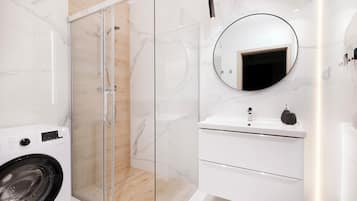 Căn hộ Cao cấp, 2 phòng ngủ, ban công, quang cảnh thành phố | Phòng tắm | Buồng tắm vòi sen, máy sấy tóc, khăn tắm, xà phòng