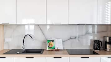 Căn hộ Cao cấp, 2 phòng ngủ, ban công, quang cảnh thành phố | Bếp nhỏ riêng | Tủ lạnh, lò vi sóng, bếp nấu, máy rửa bát