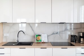 Departamento de lujo, 2 habitaciones, balcón, vista a la ciudad | Cocineta privada | Refrigerador con congelador, microondas y parrilla de estufa