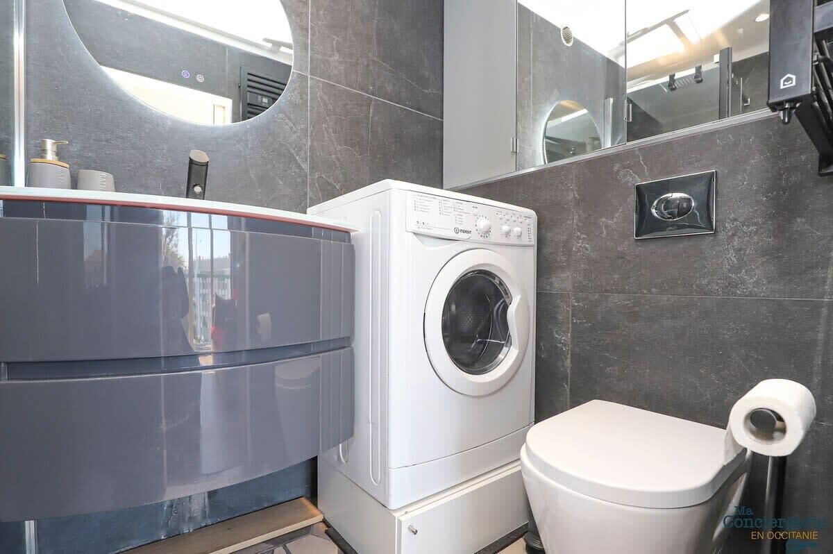 Een douche, een haardroger, handdoeken