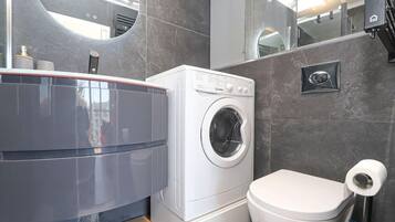 Een douche, een haardroger, handdoeken