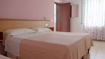 1 habitación, tabla de planchar con plancha, wifi gratis y ropa de cama