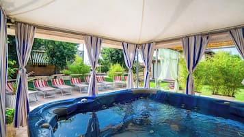 Bain à remous extérieur