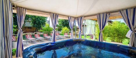 Outdoor spa tub