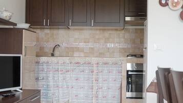 Refrigerador, horno, placa de cocina, cafetera/tetera