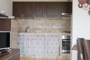 Fridge, oven, stovetop, coffee/tea maker