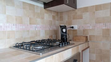 Refrigerador, horno, parrilla de estufa y cafetera y tetera