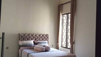 Standard Double Room | Laptop workspace, free WiFi, bed sheets