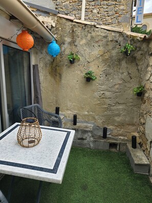 Outdoor dining - La Maison de Village au Cœur du Centre Ville Proche des Commerces et Restaurants (Pierrelatte)